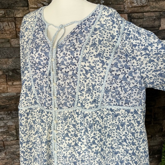 Old Navy Floral Blue and White Blouse - Picture 4 of 13
